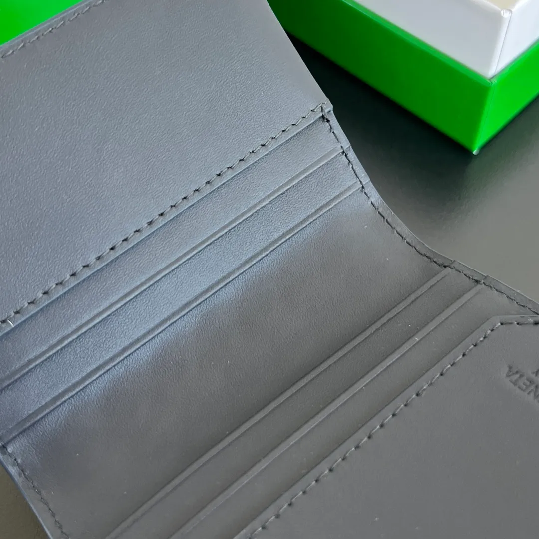BV's new 796964 woven Piccolo Elap flap calf pickup bag. The classic small woven returns. Compared with the previous style, the woven leather strip is more delicate and has a stronger weaving feel. It inherits the sturdiness and durability of BV. The flip closure has a plug-in structural design. Daily change and cards can be put in. The appearance is durable and can be packed. It is recommended to buy exquisite goods P480 size: 10.2*8.2*0.5cm